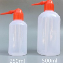 Красная пластиковая бутылка для стирки